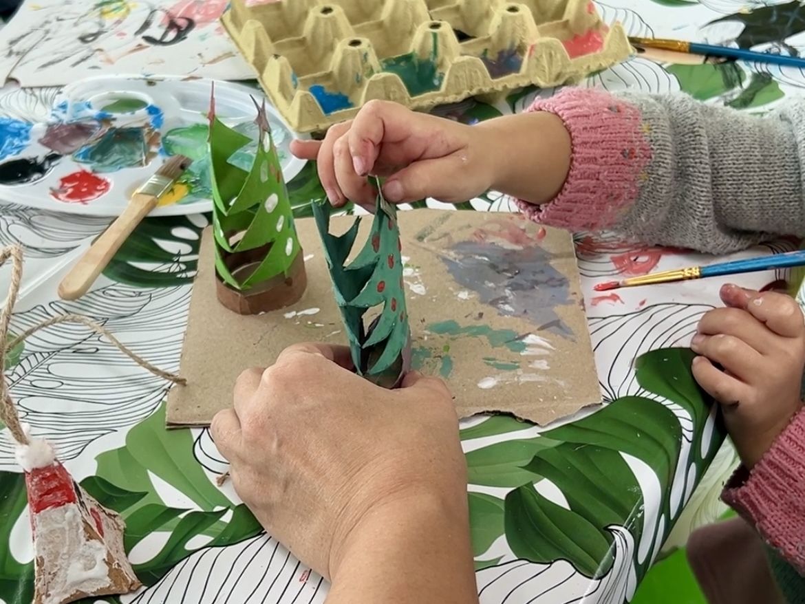Haciendo adornos navideños con material reutilizado