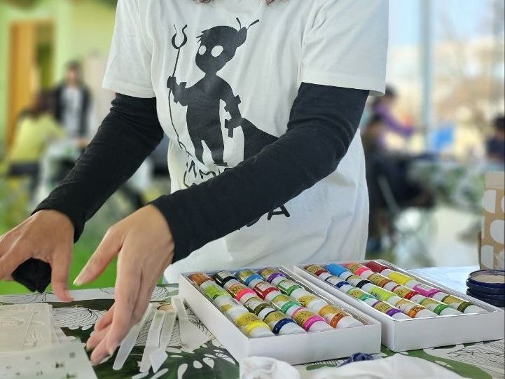 Pinturas para el taller de reciclaje textil