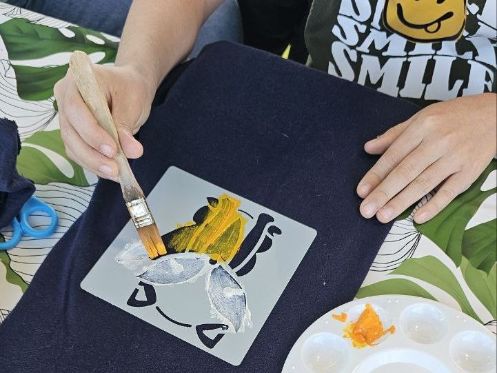 Pintando camisetas en un taller de reciclaje textil